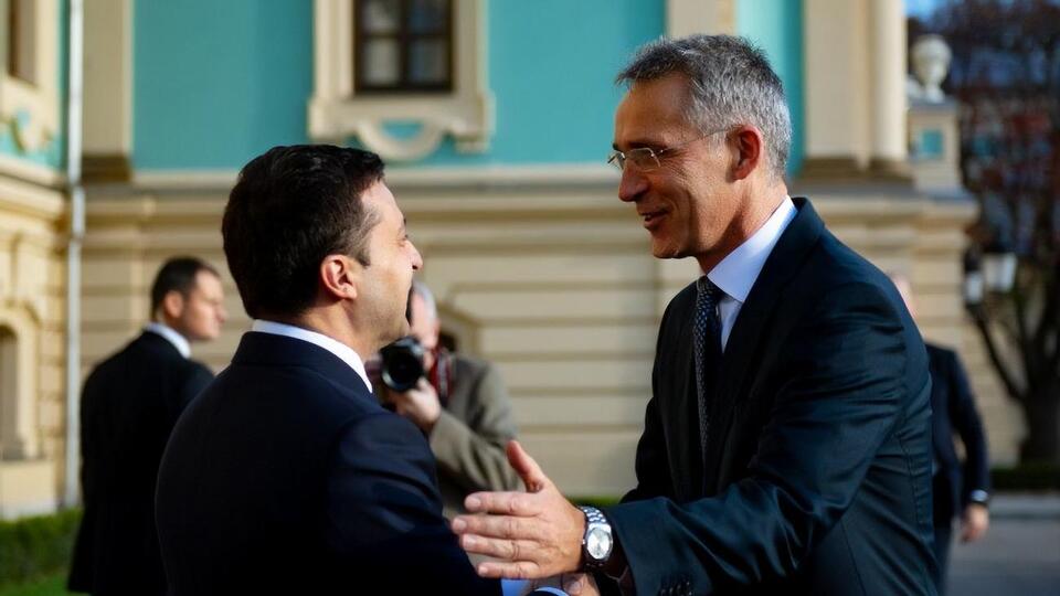 Столтенберг (на фото справа) прибыл в Киев на комиссию Украина – НАТО