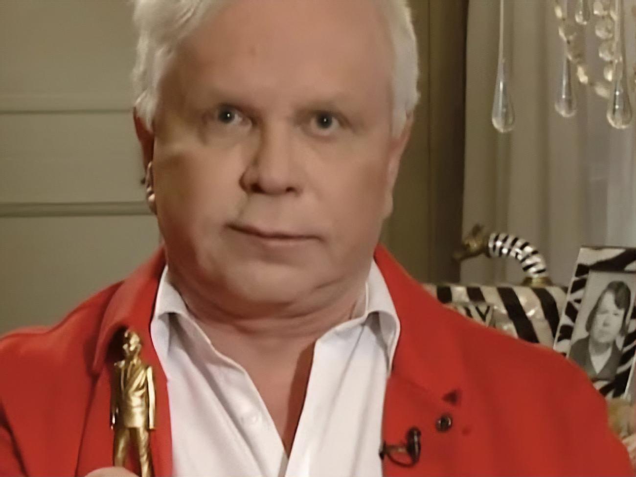 Моїсеєв проживає в центрі Москви, йому допомагає покоївка