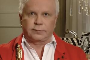 Моїсеєв проживає в центрі Москви, йому допомагає покоївка