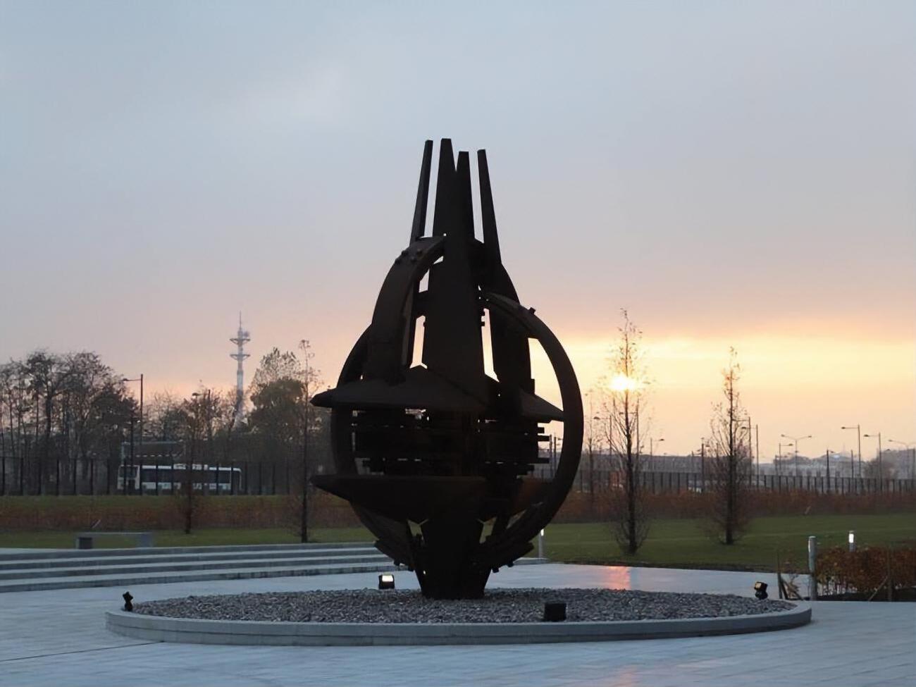 НАТО решительно осуждает незаконную аннексию Крыма и поддерживает санкции против России