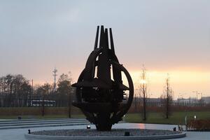 НАТО решительно осуждает незаконную аннексию Крыма и поддерживает санкции против России