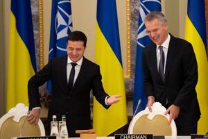 Заяву опубліковано за підсумками візиту послів і генерального секретаря НАТО Єнса Столтенберга (праворуч) в Україну