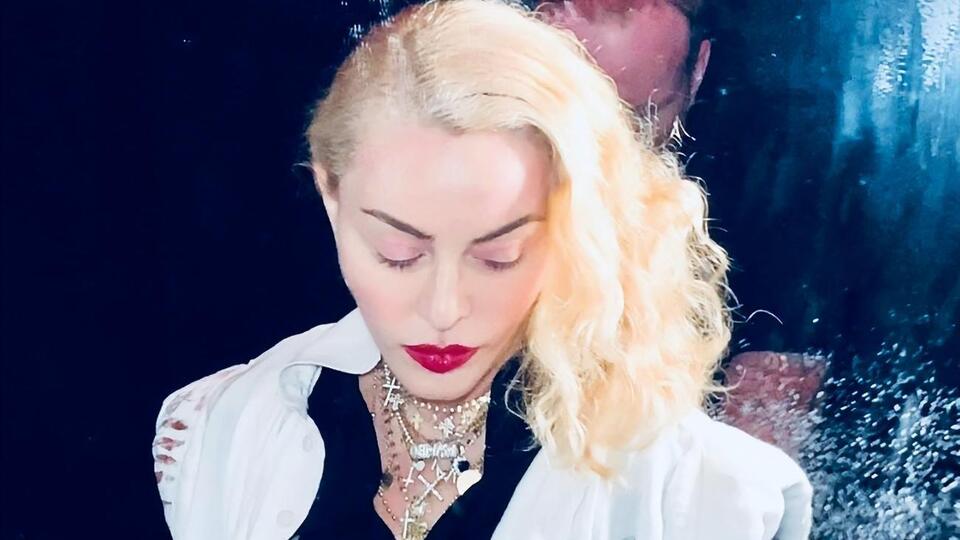 Мадонна: Мадам Ікс переробляє костюми, поки група налаштовується