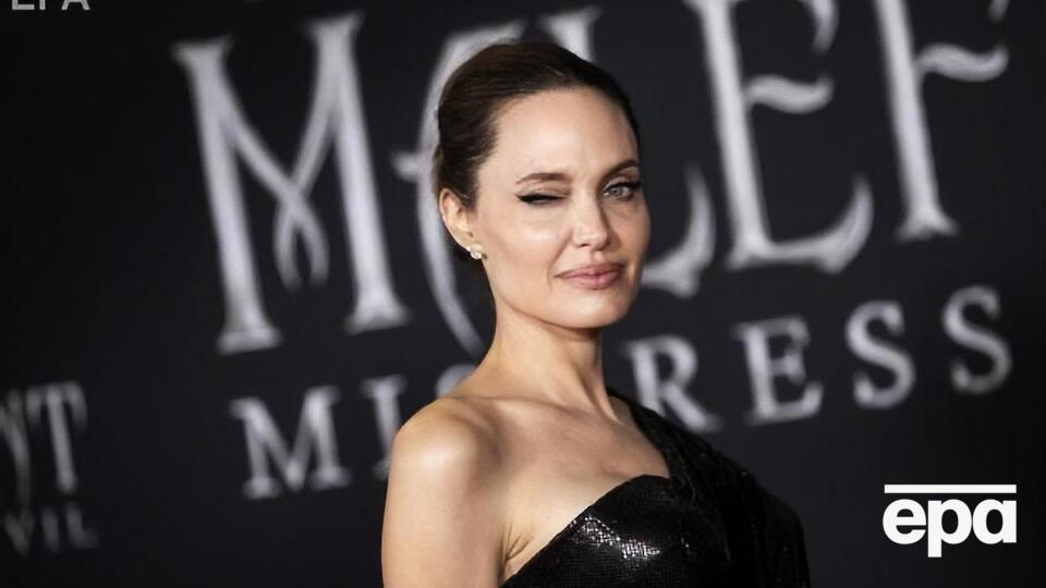 Джоли стала героиней нового номера Madame Figaro