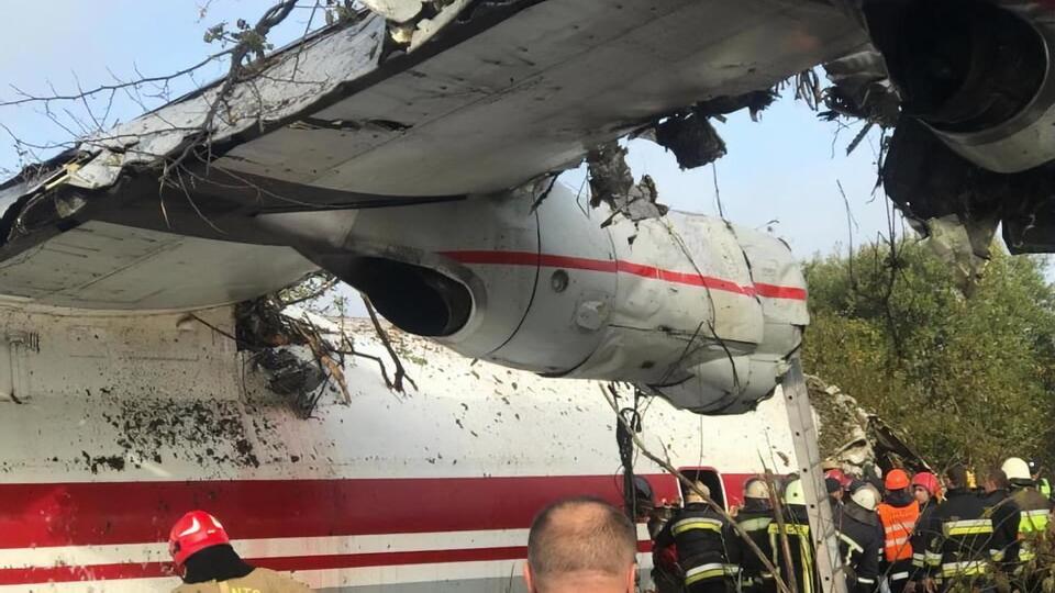 Під Львовом загинуло п'ятеро осіб унаслідок аварійної посадки літака Ан-12. Фоторепортаж
