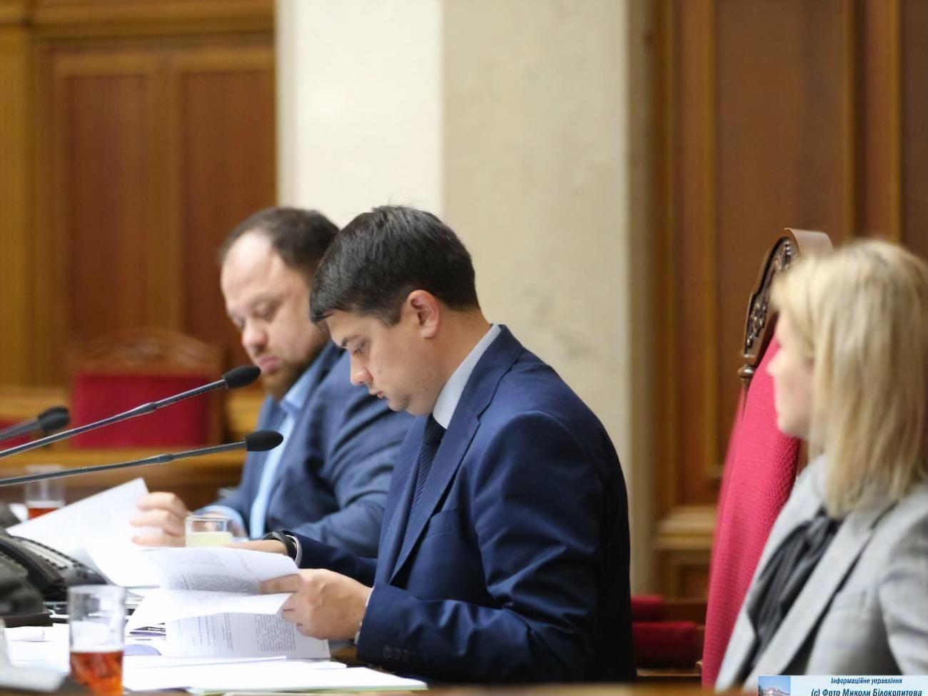 Під час першої спроби ухвалення законопроєкту спікер зупиняв голосування