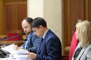 Під час першої спроби ухвалення законопроєкту спікер зупиняв голосування