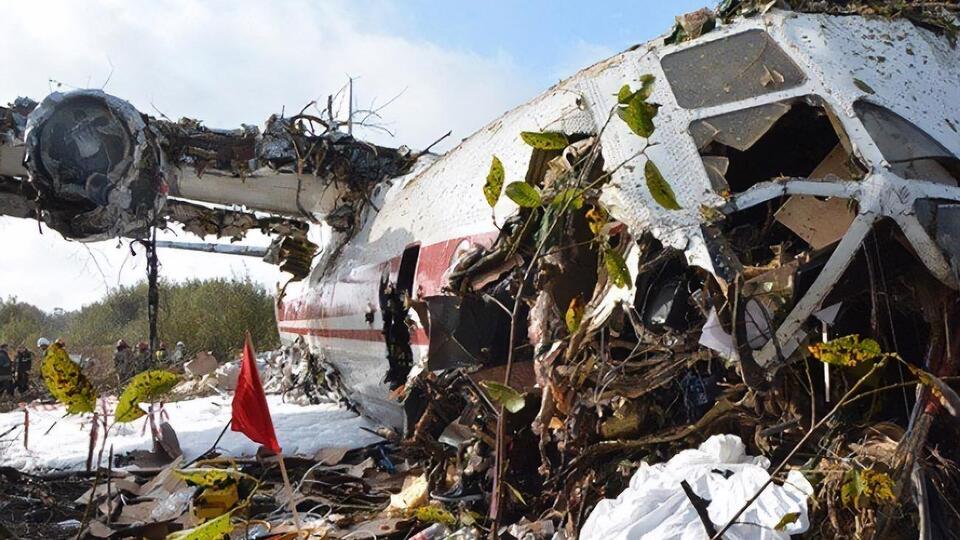На борту самолета находилось восемь человек, пятеро из них погибли