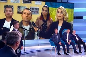 Пристайко (біля мікрофона): У цьому світі більше немає нікого, хто стане за нас і хто нам допоможе