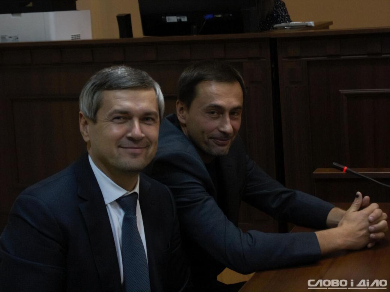 Суд зобов'язав Іщенка (праворуч) здати паспорти
