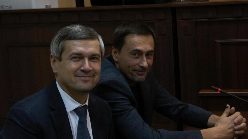 Суд зобов'язав Іщенка (праворуч) здати паспорти