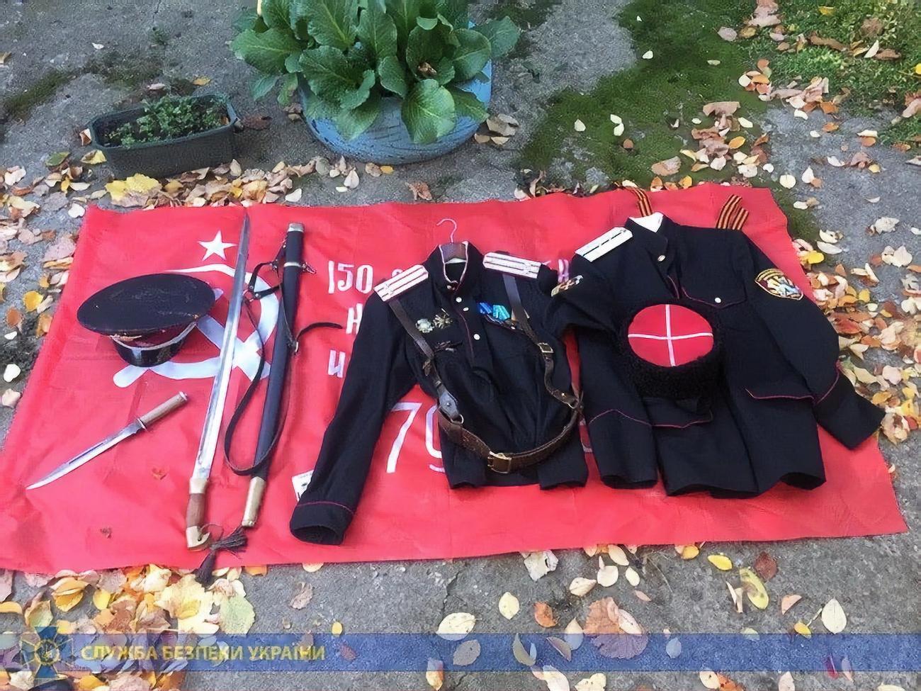 Во время обысков правоохранители обнаружили и изъяли запрещенную коммунистическую символику, георгиевские ленты