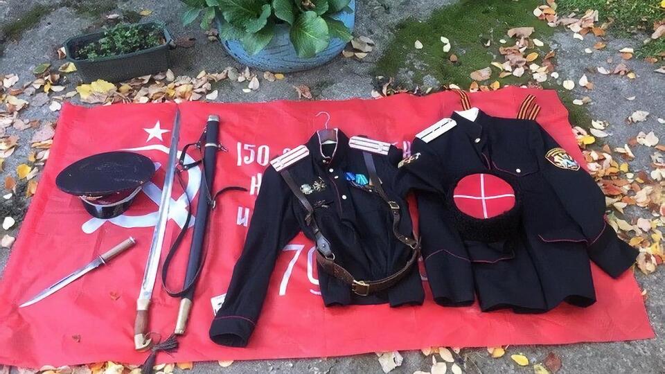 Під час обшуків правоохоронці виявили та вилучили заборонену комуністичну символіку і георгіївські стрічки