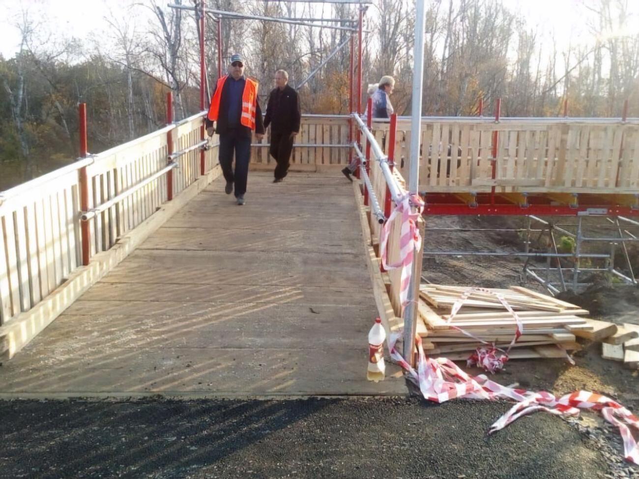 Тимчасовий перехід готовий, старі конструкції зруйнованої переправи зараз демонтують
