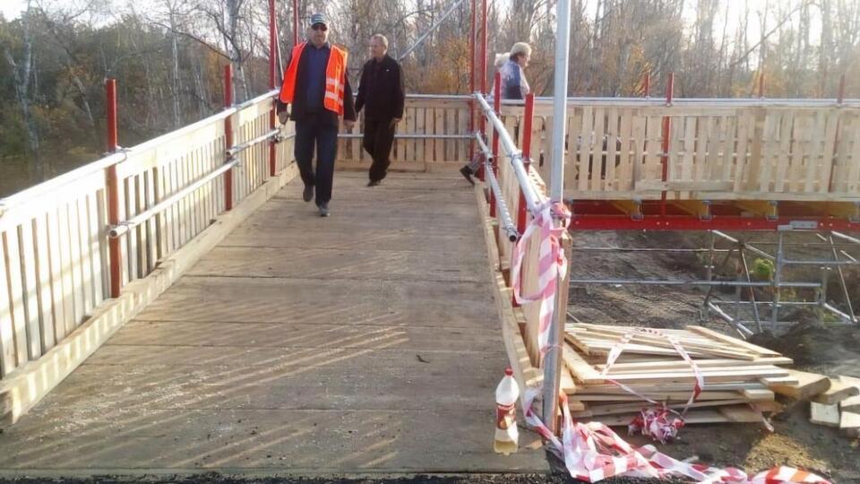 Тимчасовий перехід готовий, старі конструкції зруйнованої переправи зараз демонтують