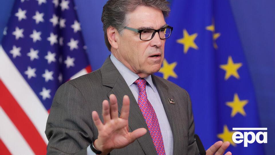 Перри неоднократно прилетал в Украину