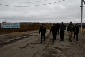 Троян сказал, что в Золотом-4 работало 17 полицейских, а теперь будет на 19 больше