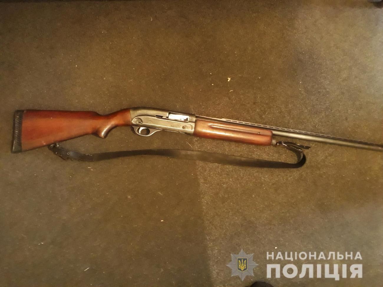 Поліцейські вилучили рушницю з місця події