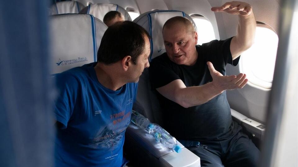 Бекіров (праворуч) разом з іншими звільненими Кремлем українцями прибув в Україну 7 вересня