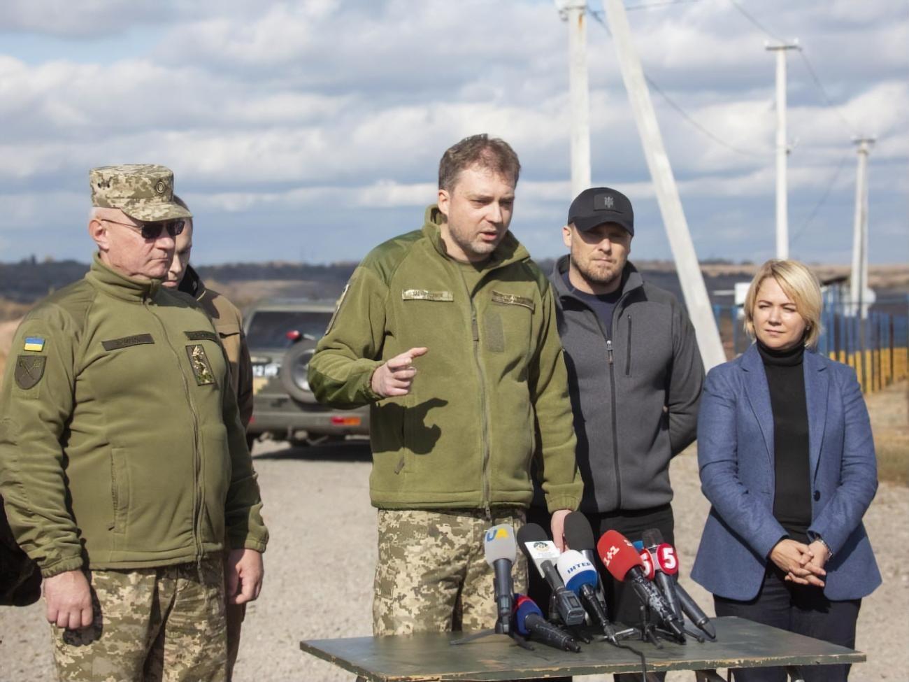 Министр обороны Украины Андрей Загороднюк сказал, что у представителей "Азова" "нет никакой функции" в Золотом