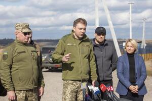 Министр обороны Украины Андрей Загороднюк сказал, что у представителей "Азова" "нет никакой функции" в Золотом