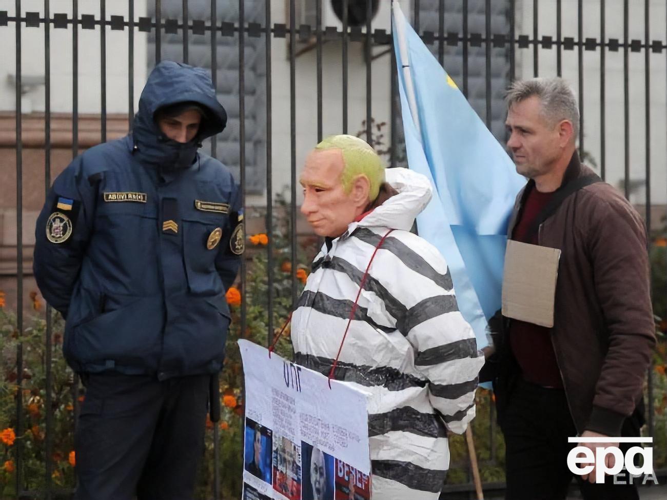 Возле посольства РФ в Киеве активисты провели импровизированный Гаагский суд над Путиным за совершенные им военные преступления против человечества