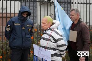 Возле посольства РФ в Киеве активисты провели импровизированный Гаагский суд над Путиным за совершенные им военные преступления против человечества