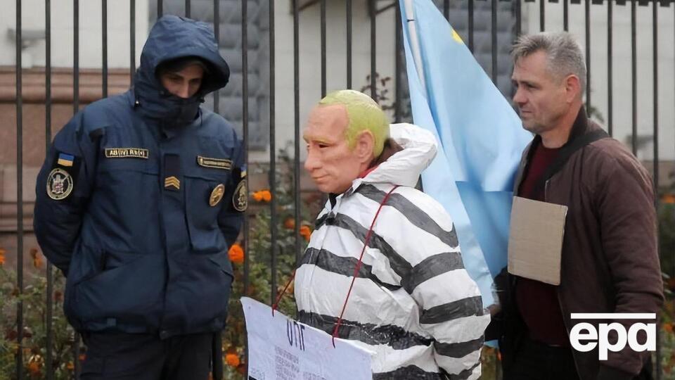 Возле посольства РФ в Киеве активисты провели импровизированный Гаагский суд над Путиным за совершенные им военные преступления против человечества