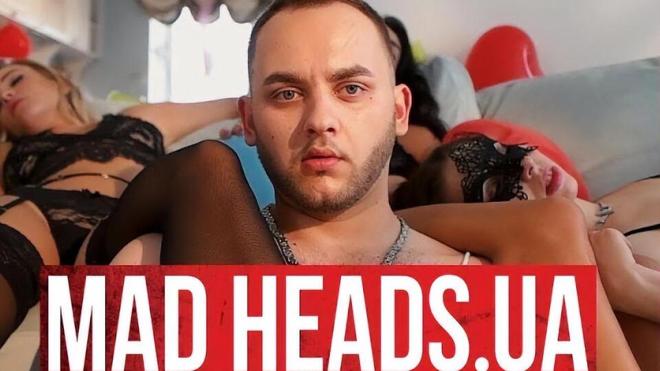 Mad Heads: Одного разу на гастролях після вибухового концерту задумалося нам продовжити той вечір, і не пам'ятаємо, як опинилися ми в караоке-барі...