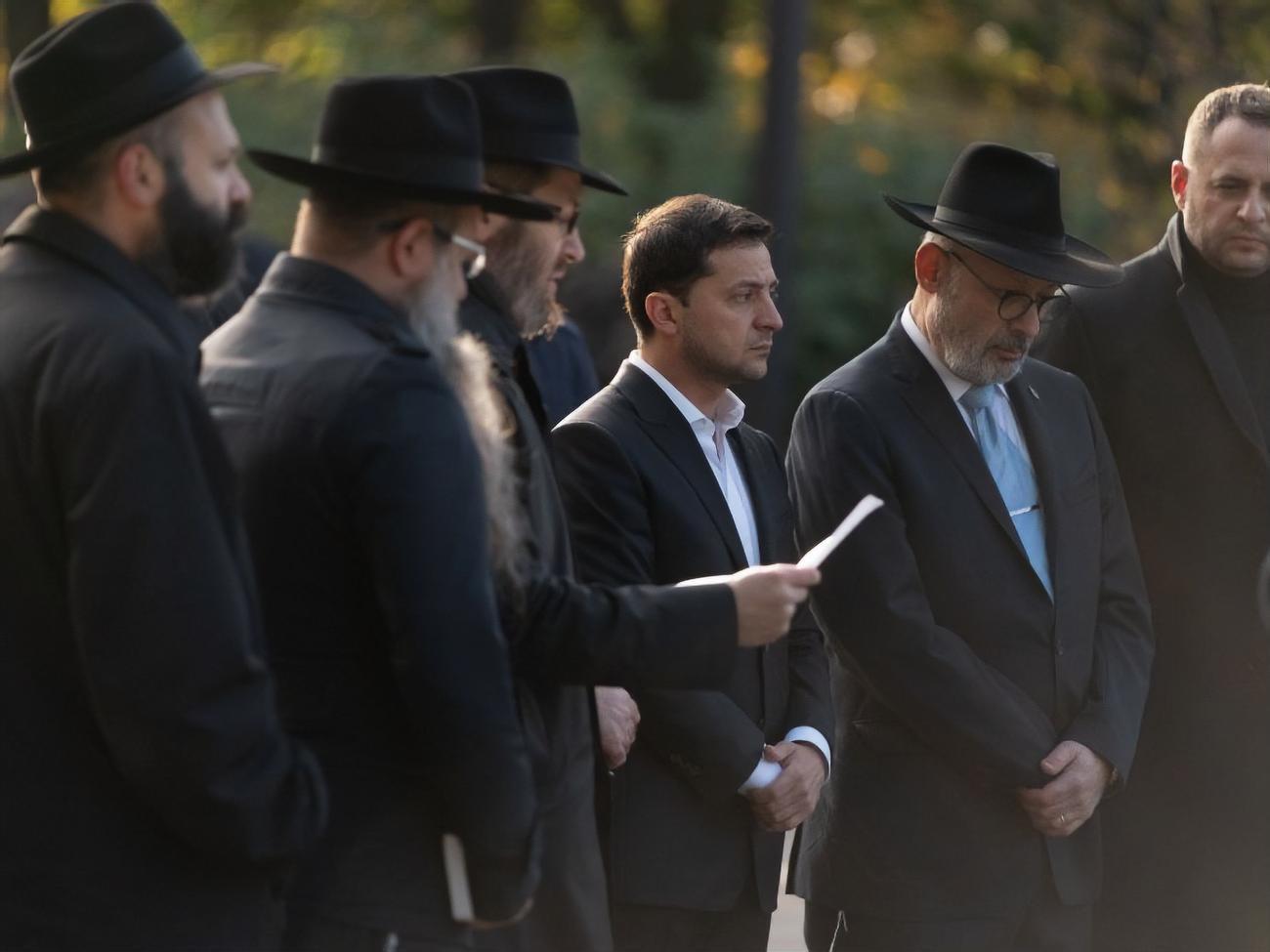 Присутствующие почтили память жертв трагедии минутой молчания