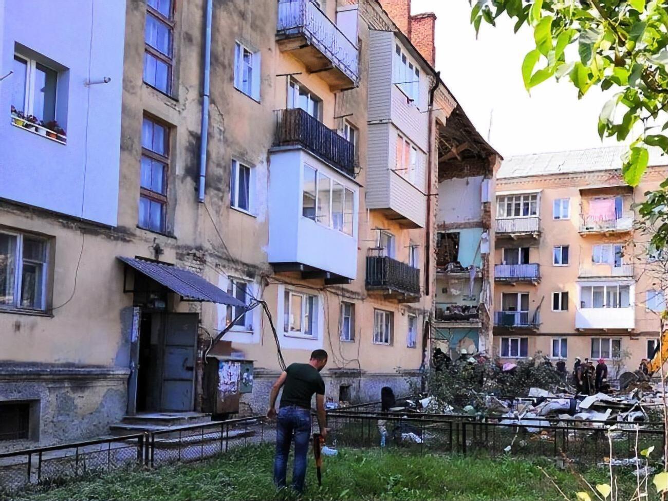 Приблизно о 2.50 28 серпня на вулиці Грушевського у Дрогобичі обвалилася частина чотириповерхового житлового будинку, загинуло вісім людей