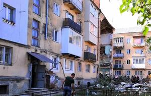 Приблизно о 2.50 28 серпня на вулиці Грушевського у Дрогобичі обвалилася частина чотириповерхового житлового будинку, загинуло вісім людей