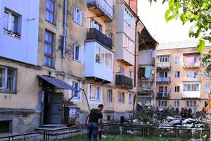 Около 2.50 28 августа на улице Грушевского в Дрогобыче обвалилась часть четырехэтажного жилого дома, погибли восемь человек