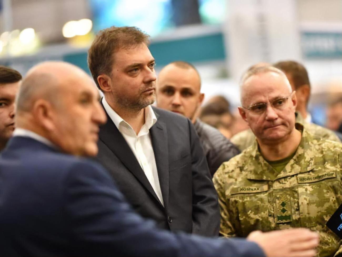 Загороднюк (у центрі) повідомив, що українські війська зберігають бойову готовність