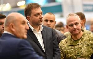 Загороднюк (у центрі) повідомив, що українські війська зберігають бойову готовність
