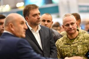 Загороднюк (у центрі) повідомив, що українські війська зберігають бойову готовність