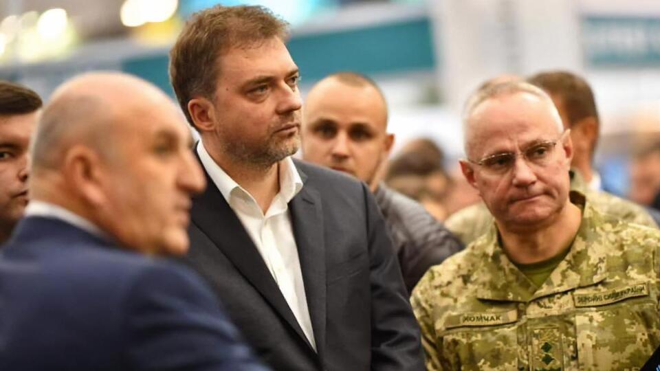 Загороднюк (у центрі) повідомив, що українські війська зберігають бойову готовність
