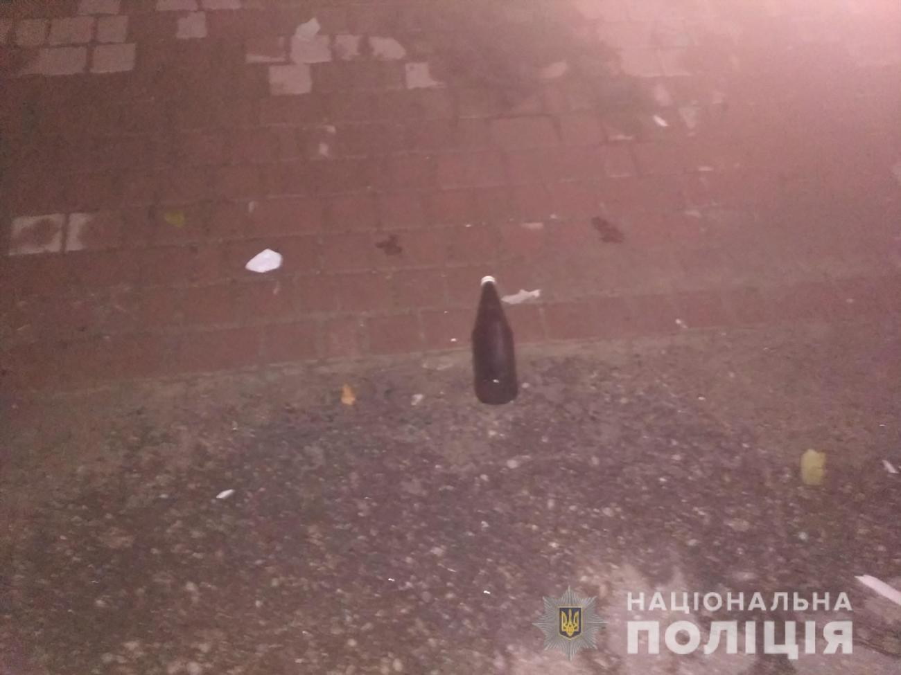 Неизвестные бросили во двор и окно дома судей бутылки с зажигательной смесью