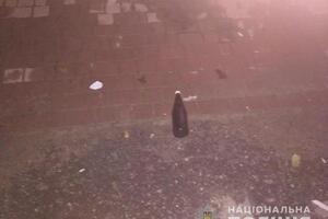 Неизвестные бросили во двор и окно дома судей бутылки с зажигательной смесью