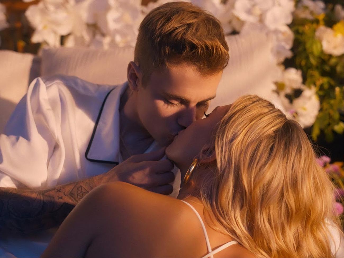 Подружжя Біберів цілується в новому ролику