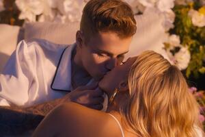 Подружжя Біберів цілується в новому ролику