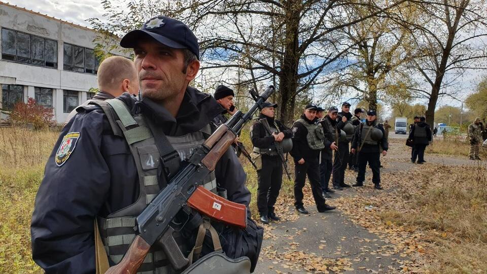 В ходе столкновений с добровольцами пострадал правоохранитель