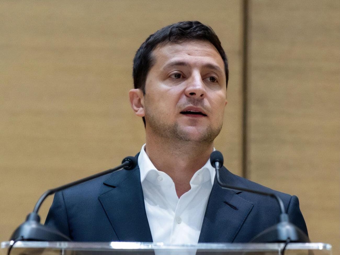 Зеленський удруге пожартував про поведінку своєї прессекретарки після того, як представники ЗМІ неодноразово заявляли, що Мендель штовхає їх