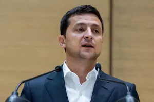 Зеленський удруге пожартував про поведінку своєї прессекретарки після того, як представники ЗМІ неодноразово заявляли, що Мендель штовхає їх
