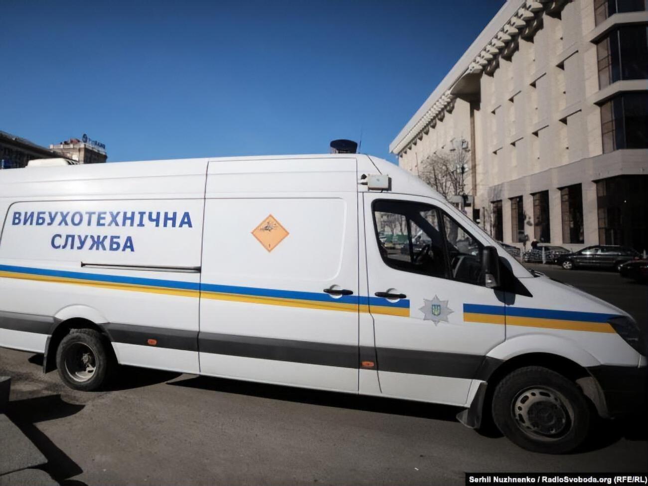 Станції "Хрещатик" і "Театральна" відкриють після завершення перевірки повідомлення про мінування