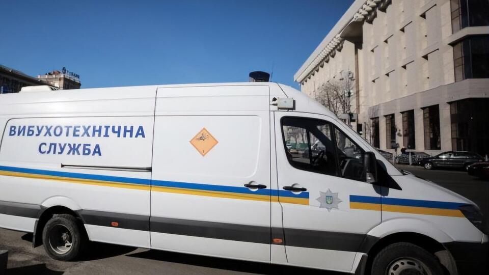 Станции "Крещатик" и "Театральная" откроют после завершения проверки сообщения о минировании