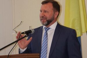 Нової митниці ще немає, але керувати нею вже намагаються всі – від політиків найвищого рангу до дівчат із косметичних салонів