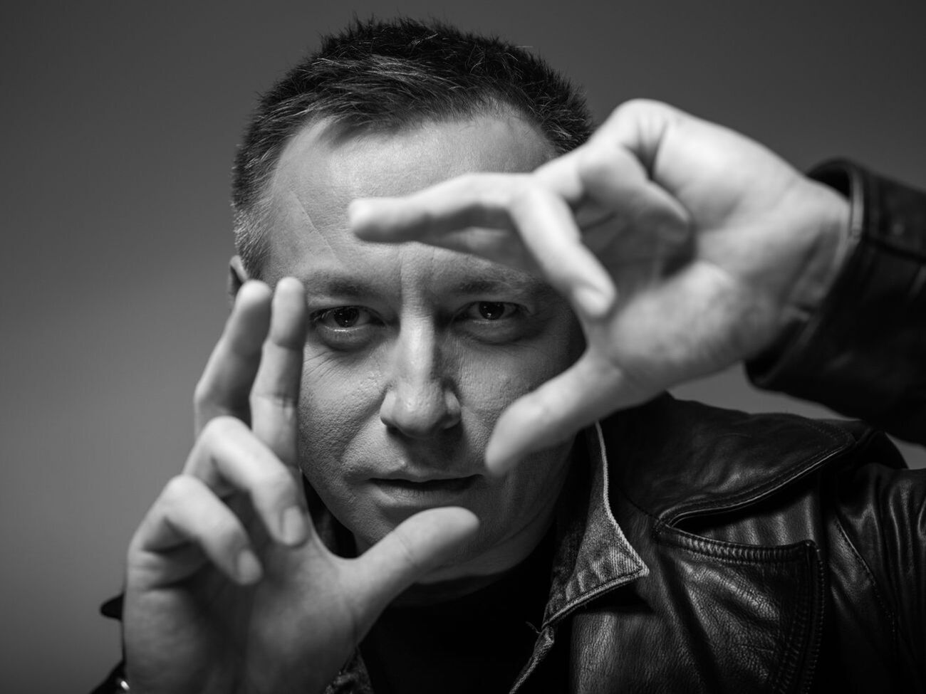 Вітер про кліп: Лірична і прониклива відеотрансляція гостроти почуттів, емоцій і хворобливої прихильності серед урбаністичних пейзажів