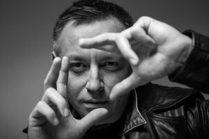 Вітер про кліп: Лірична і прониклива відеотрансляція гостроти почуттів, емоцій і хворобливої прихильності серед урбаністичних пейзажів