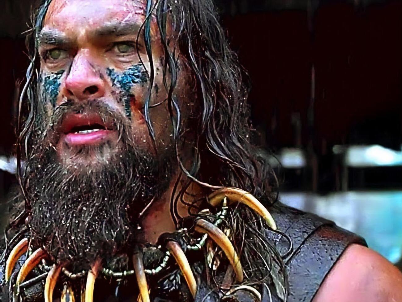 Момоа исполнил роль вождя племени